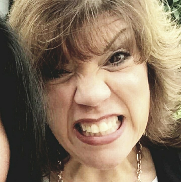 Meet your Posher, Dee - Picture 2 of 4